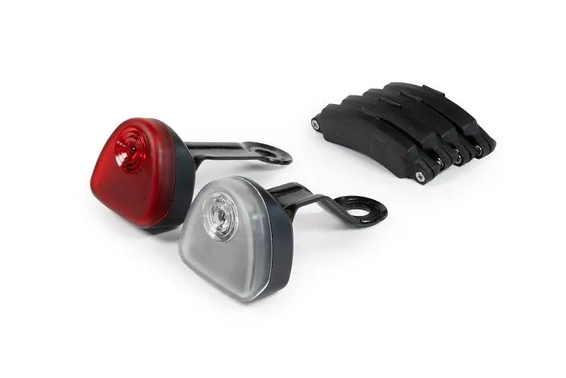 Laatste Versie Reelight SL150C Steady Light. Voor en achter fietsverlichting. Verlichting werkt alleen tijdens fietsen. Voeding dmv wiel magneten. Geen batterijen nodig. Niet geschikt voor fietsen met roller- of discbrakes. (hangverpakking)